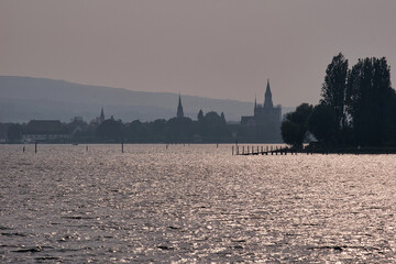 Glitzernder Bodensee vor der Stadt Konstanz