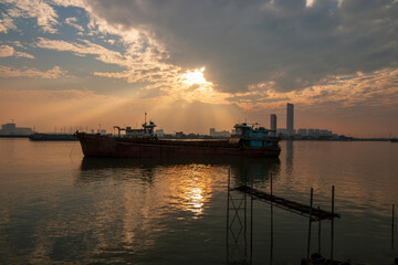 Obraz premium sunset over the river in guangzhou
