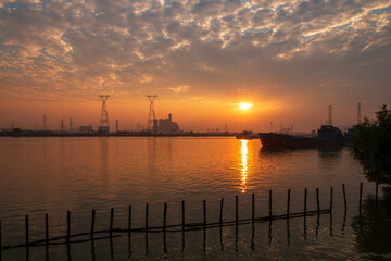 Fototapeta premium sunset over the river in guangzhou