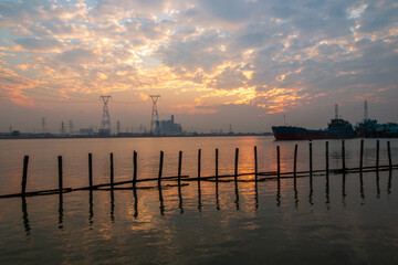 Obraz premium sunset over the river in guangzhou