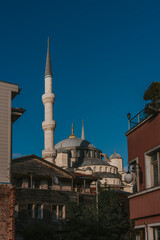 Fototapeta premium suleymaniye mosque towering over traditional wooden houses in istanbul