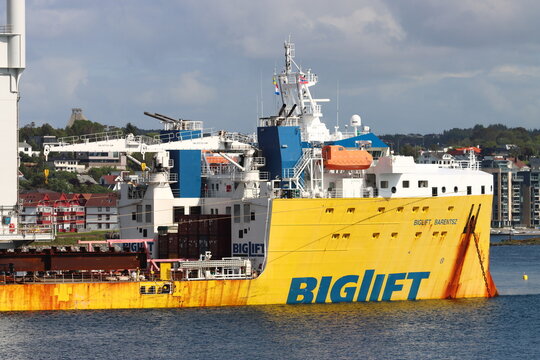 BIGLIFT BARENTSZ (IMO 9710464, MMSI 244830430), a heavy load carrier built in 2016, moored in Haugesund, Norway on 2nd June 2025