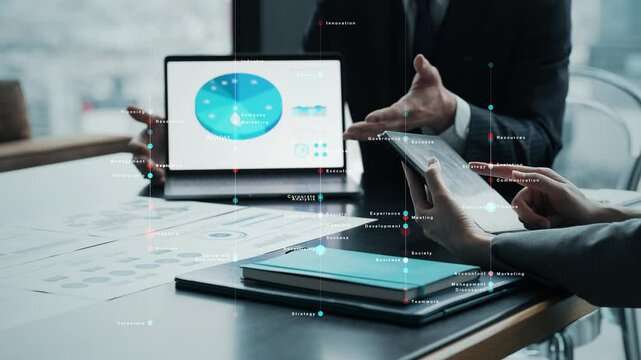 ミーティングするビジネスパーソンのグループとデジタルテクノロジーのコンセプト