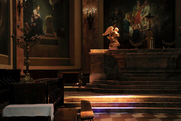 Beautiful light inside old French church (Basilique Notre-Dame de la Daurade in Toulouse)