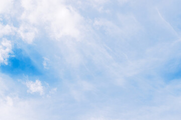 Obraz premium Majestic sunny sky with scattered small clouds