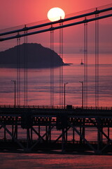 夕日に向かう船