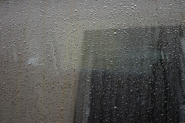 Gouttes de pluie sur la vitrine .