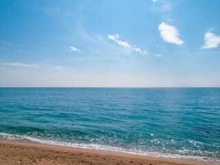 Playa y paseo marítimo de Sant Pol de Mar​ en la provincia de Barcelona, Cataluña, España