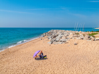 Playa y paseo mar&iacute;timo de Sant Pol de Mar​ en la provincia de Barcelona, Catalu&ntilde;a, Espa&ntilde;a