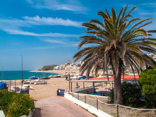 Playa y paseo marítimo de Sant Pol de Mar​ en la provincia de Barcelona, Cataluña, España