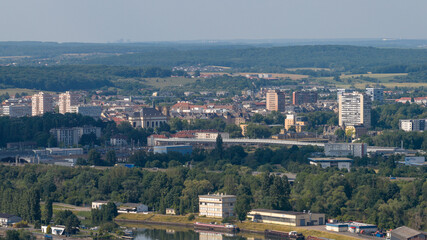 vue aérienne de Thionville en Moselle, au centre l'église saint Maximin, et à droite l'immeuble...