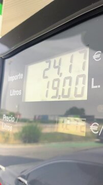 Vertical surtidor gasolina funcionando litro por euros demasiado caro precio abusivo de impuestos 