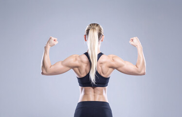 鍛えられた美しい筋肉の女性ボディービルダー