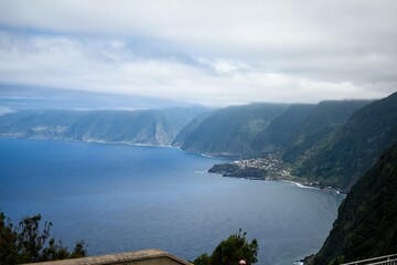 Obraz premium Dramatic coastal cliffs and ocean view on the north shore of Madeira