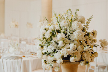 Bouquet de fleurs blanches d&eacute;corant la salle de r&eacute;ception du mariage