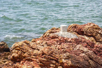 【不思議な風景】赤いチャートの岩にある三角点 ― 静岡県浜名湖 | 
Triangulation Point on Red Chert Coastal Rock — A Quiet Geographical Marker Along Lake Hamana, Shizuoka Prefecture, Japan