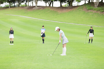 ゴルフを楽しむ女性