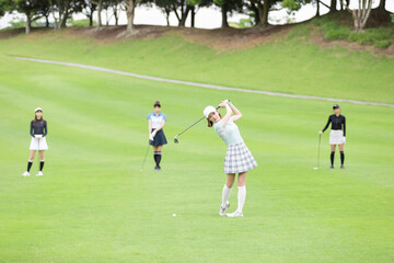 ゴルフを楽しむ女性