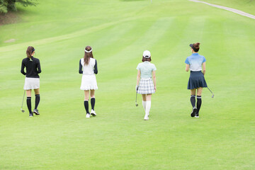 ゴルフを楽しむ女性