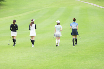 ゴルフを楽しむ女性