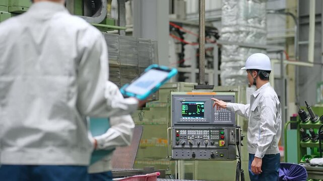工場で働く作業員グループ