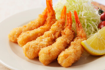 お皿に盛り付けたエビフライ　Fried Shrimp Dish