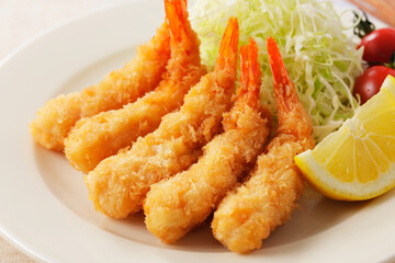 お皿に盛り付けたエビフライ　Fried Shrimp Dish