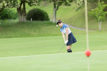 ゴルフを楽しむ女性　アプローチ