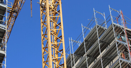 Lavori in corso nel cantiere edile in città in estate	- costruire un nuovo condominio 