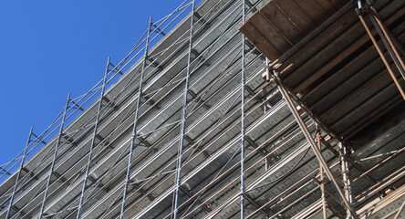 Lavori in corso nel cantiere edile in città in estate	- costruire un nuovo condominio 