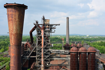 alte verrostete rohre im landschaftspark nord duisburg, deutschland
