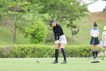 ゴルフを楽しむ女性　ティーショット　ドライバー
