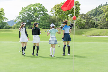 ゴルフを楽しむ女性
