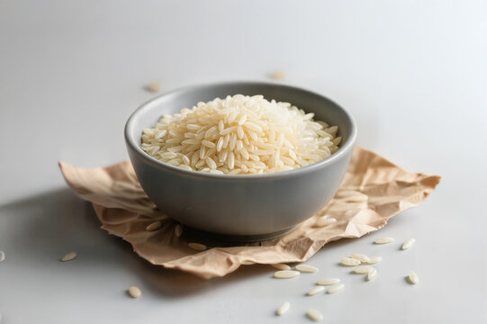 organic indian basmati rice concept bowl background side view arroz basmati indio org&aacute;nico seco concepto cuenco fondo vista lateral riz basmati indien biologique sec concept bol arri&egrave;re plan pirin&ccedil;