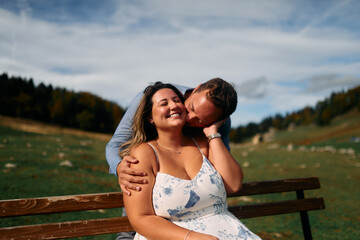 Naklejka premium Man kissing woman on shoulder affectionately
