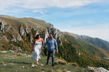 Obraz premium Couple walking together on mountain trail