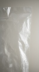 Obraz premium Clear Plastic: A close-up shows a translucent plastic material with creases and subtle reflections on a neutral backdrop