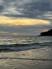Obraz premium Evening View of the Andaman Sea – Tranquil Tropical Waters at Sunset