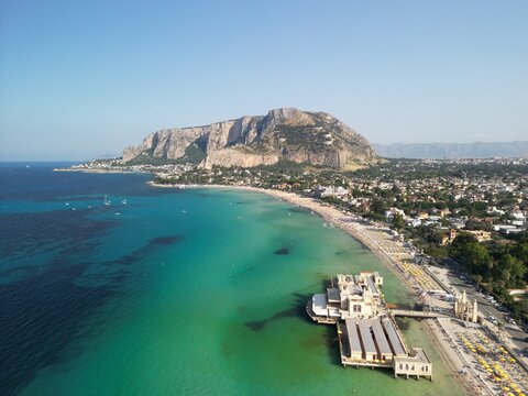 Spaggia di Mondello Palermo - Sycylia - Włochy - piękna plaża z drona