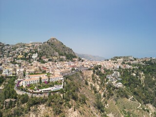 Taormina - Sycylia - Włochy - widok z drona na miasto położone w górach