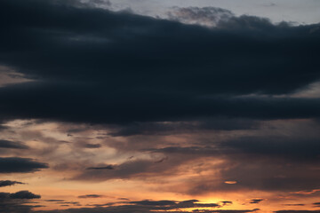 dettagli di un cielo nuvoloso al tramonto, carico di nuvole scure