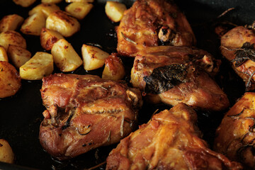 cosce di pollo con patate, cucinate nel forno