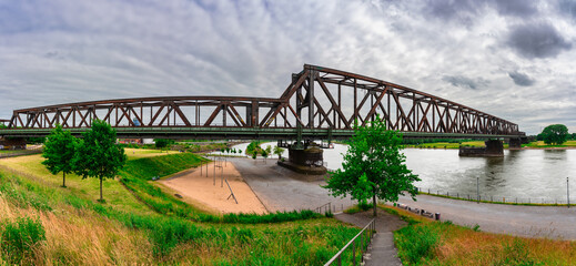 Obraz premium Hochfelder Eisenbahnbrücke in Duisburg
