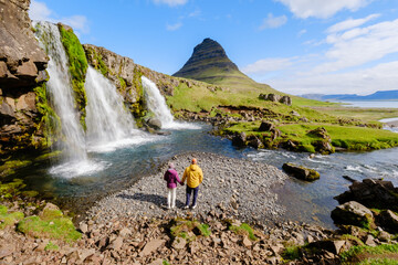 Obraz premium Exploring the breathtaking Kirkjufell waterfall and mountain landscape in Iceland