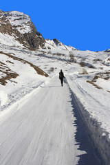 Fl&acirc;ner sur la route du Fornet &agrave; Val-d'Is&egrave;re. France