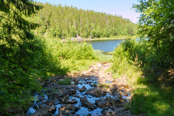Der Fløyta ist ein See in der Nähe von Eidsvoll, Akershus etwas östlich vom Mjøsa See. Das Gewässer liegt am St. Olavsweg, Gudbrandsdalsleden der Pilgerweg von Oslo nach Trondheim.