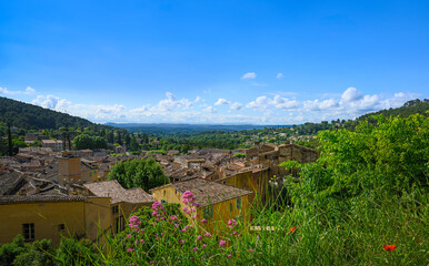 Vue panoramique de Cotignac, un village pittoresque du Var, en France, entouré de verdure sous un...
