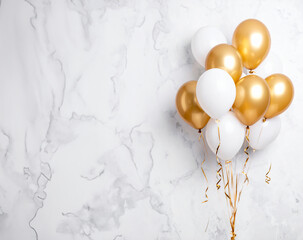 Globos dorados y blancos con cintas sobre fondo de mármol claro