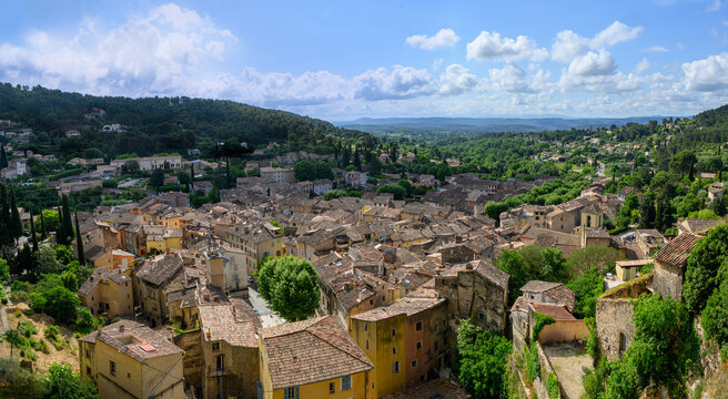 Vue panoramique du village pittoresque de Cotignac, nich&eacute; dans le paysage verdoyant du Var, en France