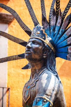 El Danzante Conchero Chichimeca, junto al Templo de San Francisco de As&iacute;s, Quer&eacute;taro.